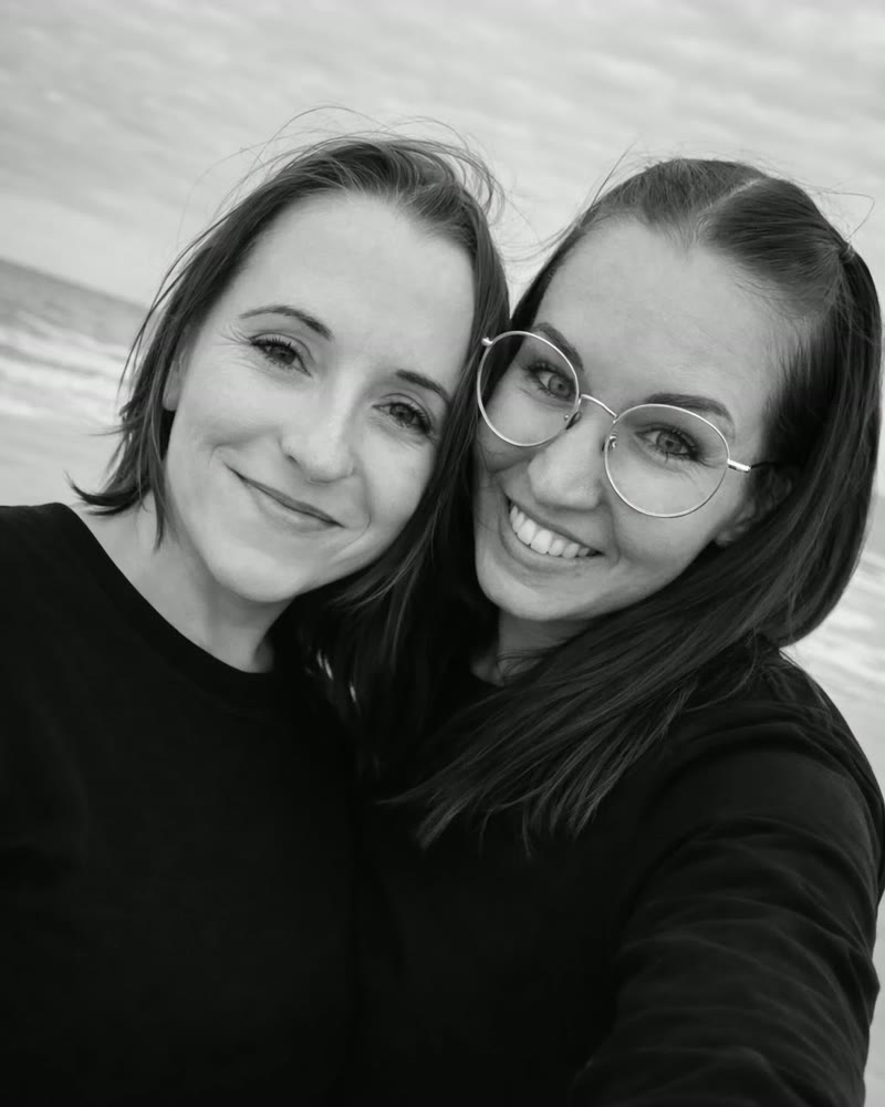 Dorina Grad und Katharina Klein, die Inhaberinnen von DOKA’S, lächelnd am Strand.